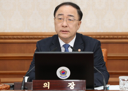 홍남기 경제부총리 겸 기획재정부 장관이 18일 오전 정부서울청사에서 열린 국무회의에서 모두발언을 하고 있다. 연합뉴스